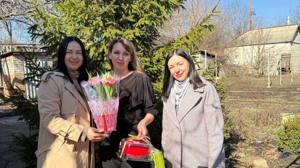 Депутаты Краснолучского городского совета, сотрудники отделов жизнеобеспечения Админинистраци, активисты "Единой России" поздравили жен и матерей участников СВО Депутаты Краснолучского городского совета, сотрудники отделов жизнеобеспечения Админинистраци, активисты "Единой России" поздравили жен и матерей участников СВО