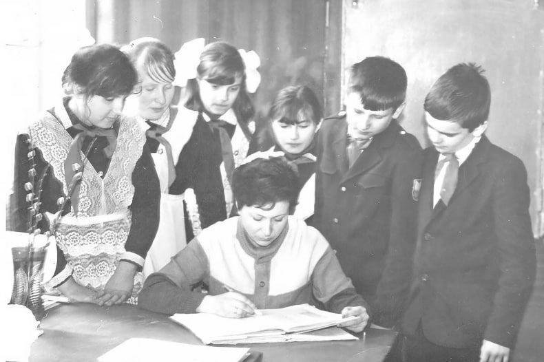 ОБЗОР ПРЕССЫ «ВОСТОЧНЫЙ ЭКСПРЕСС»: «Когда уходила на пенсию, я целовала классную доску» ОБЗОР ПРЕССЫ «ВОСТОЧНЫЙ ЭКСПРЕСС»: «Когда уходила на пенсию, я целовала классную доску»