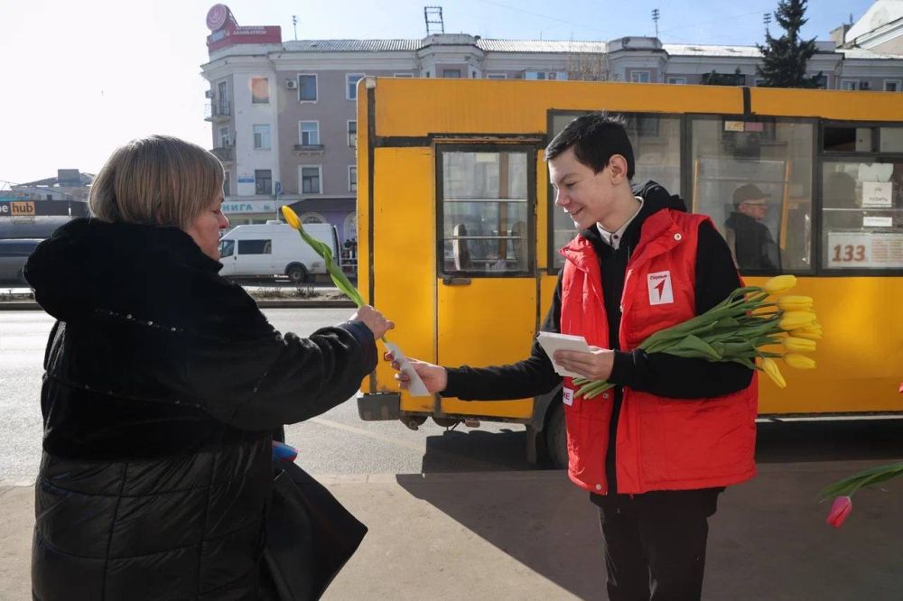 Весеннее чудо. Сегодня, 8 марта, Луганск расцвел яркими красками благодаря праздничной акции «Весеннее чудо». «Навигаторы детства» ЛНР совместно с активистами Движения Первых при поддержке Центра «Пионер» вышли на улицы... Весеннее чудо. Сегодня, 8 марта, Луганск расцвел яркими красками благодаря праздничной акции «Весеннее чудо». «Навигаторы детства» ЛНР совместно с активистами Движения Первых при поддержке Центра «Пионер» вышли на улицы...