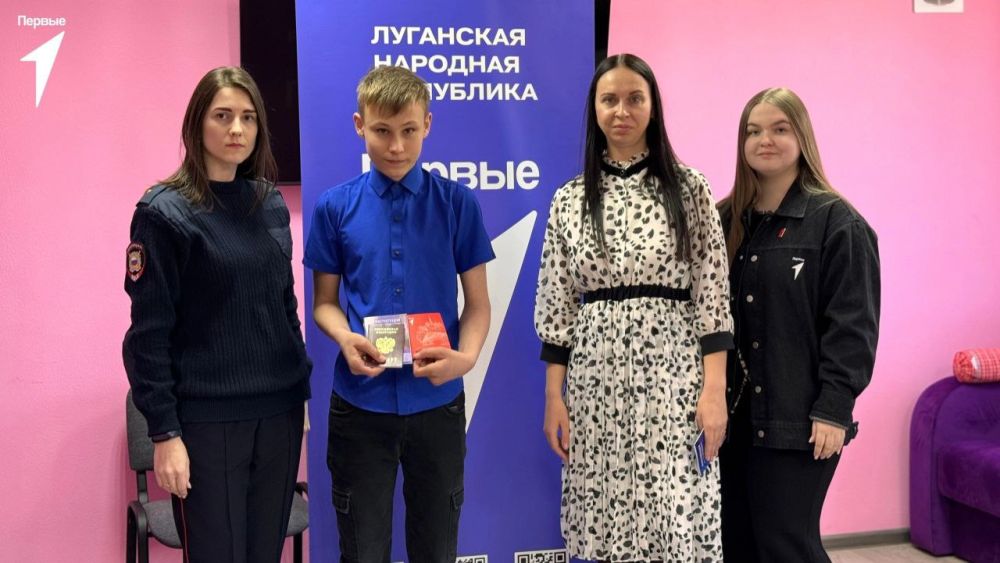 Сегодня вручила совместно с инспектором отдела по вопросам миграции ОМВД России «Лутугинский» Юлией Родинченко и специалистом «Движения Первых» Дарьей Колесниковой первые паспорта ребятам нашего округа Сегодня вручила совместно с инспектором отдела по вопросам миграции ОМВД России «Лутугинский» Юлией Родинченко и специалистом «Движения Первых» Дарьей Колесниковой первые паспорта ребятам нашего округа