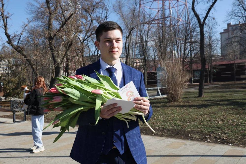 Весеннее чудо. Сегодня, 8 марта, Луганск расцвел яркими красками благодаря праздничной акции «Весеннее чудо». «Навигаторы детства» ЛНР совместно с активистами Движения Первых при поддержке Центра «Пионер» вышли на улицы... Весеннее чудо. Сегодня, 8 марта, Луганск расцвел яркими красками благодаря праздничной акции «Весеннее чудо». «Навигаторы детства» ЛНР совместно с активистами Движения Первых при поддержке Центра «Пионер» вышли на улицы...