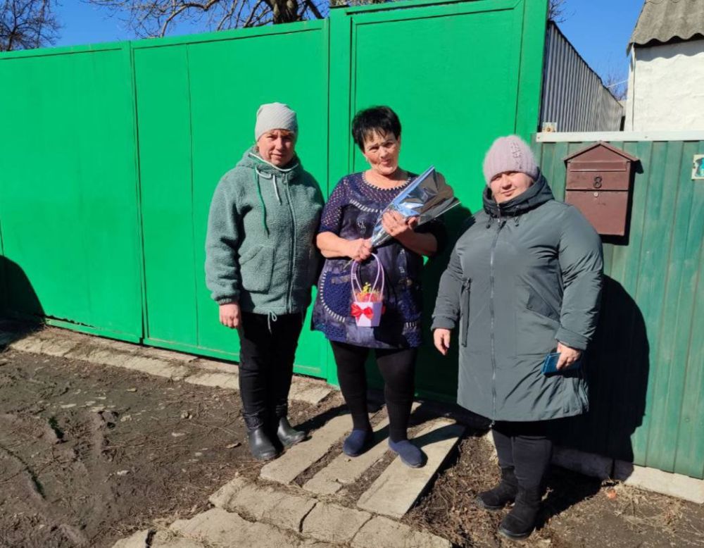 Депутаты Краснолучского городского совета, сотрудники отделов жизнеобеспечения Админинистраци, активисты "Единой России" поздравили жен и матерей участников СВО Депутаты Краснолучского городского совета, сотрудники отделов жизнеобеспечения Админинистраци, активисты "Единой России" поздравили жен и матерей участников СВО