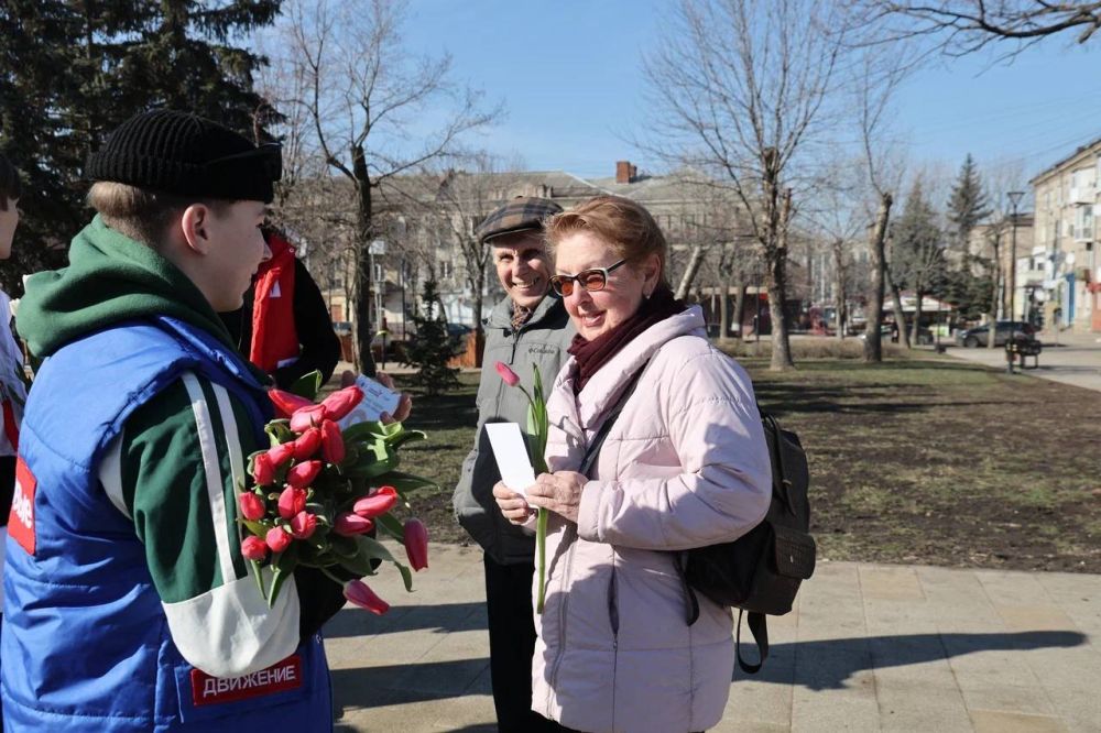 Весеннее чудо. Сегодня, 8 марта, Луганск расцвел яркими красками благодаря праздничной акции «Весеннее чудо». «Навигаторы детства» ЛНР совместно с активистами Движения Первых при поддержке Центра «Пионер» вышли на улицы... Весеннее чудо. Сегодня, 8 марта, Луганск расцвел яркими красками благодаря праздничной акции «Весеннее чудо». «Навигаторы детства» ЛНР совместно с активистами Движения Первых при поддержке Центра «Пионер» вышли на улицы...