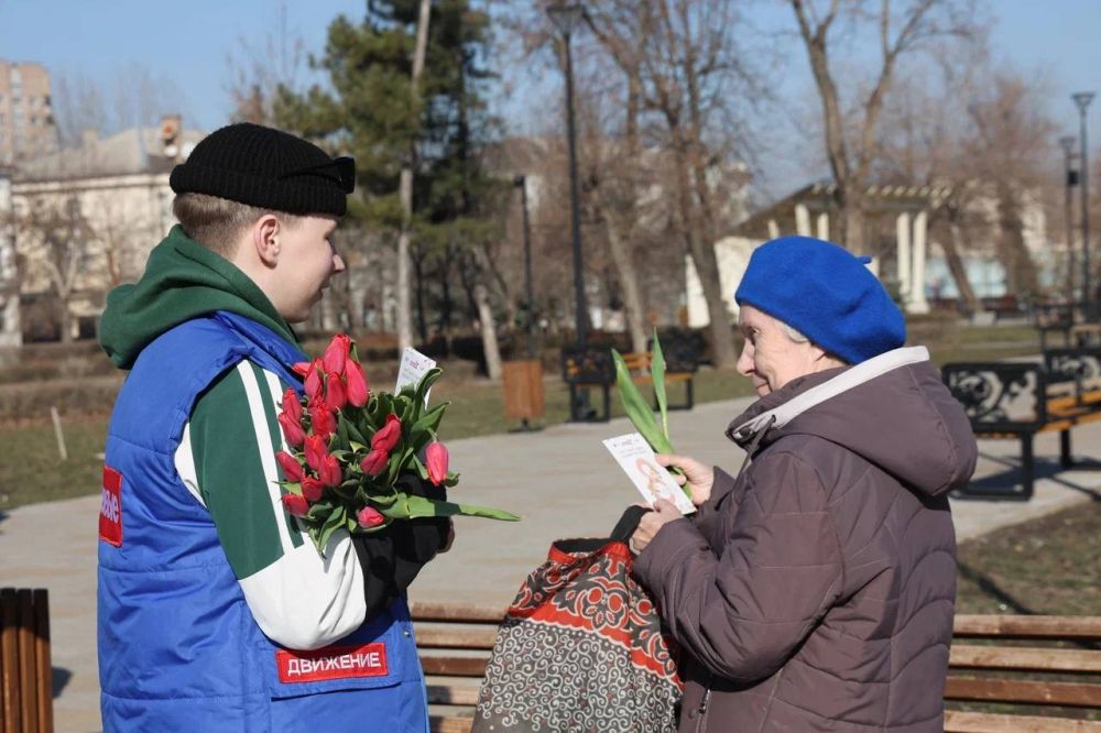 Весеннее чудо. Сегодня, 8 марта, Луганск расцвел яркими красками благодаря праздничной акции «Весеннее чудо». «Навигаторы детства» ЛНР совместно с активистами Движения Первых при поддержке Центра «Пионер» вышли на улицы... Весеннее чудо. Сегодня, 8 марта, Луганск расцвел яркими красками благодаря праздничной акции «Весеннее чудо». «Навигаторы детства» ЛНР совместно с активистами Движения Первых при поддержке Центра «Пионер» вышли на улицы...