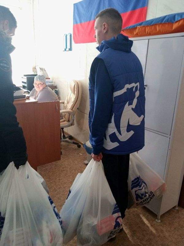 Активисты Северодонецкого местного отделения партии "ЕДИНАЯ РОССИЯ" поздравили с Международным женским днем женский коллектив приемного отделения одной из больниц города Северодонецка Активисты Северодонецкого местного отделения партии "ЕДИНАЯ РОССИЯ" поздравили с Международным женским днем женский коллектив приемного отделения одной из больниц города Северодонецка