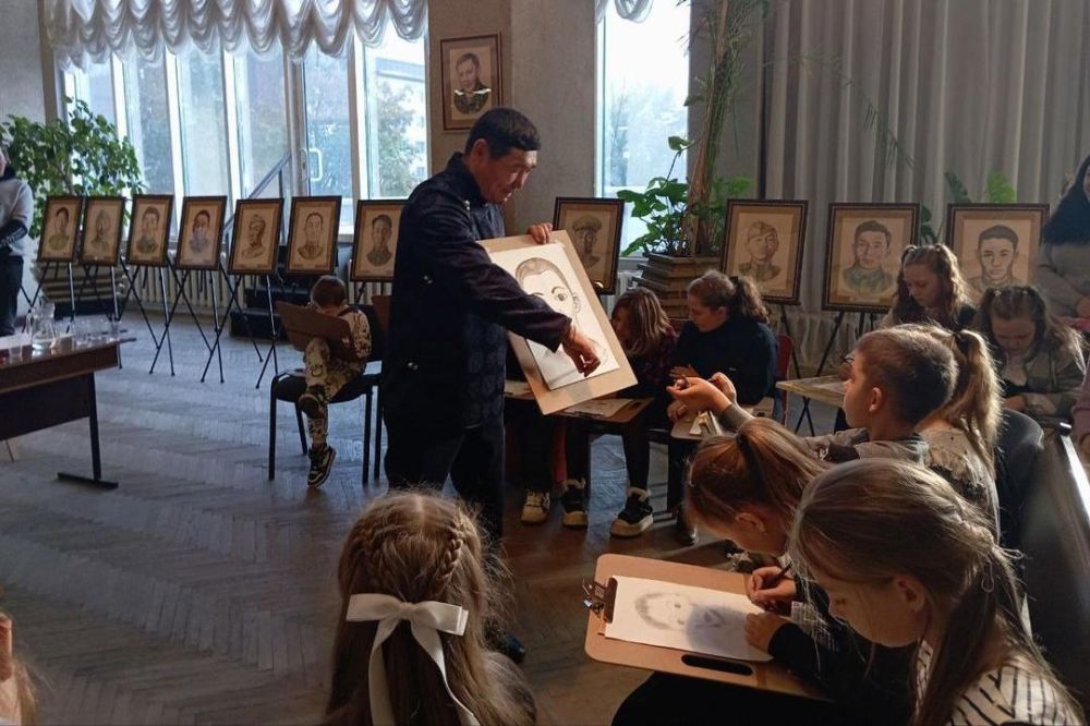 Художник из Тувы отмечен грамотой главы Свердловского округа ЛНР Андрея Сухачева Художник из Тувы отмечен грамотой главы Свердловского округа ЛНР Андрея Сухачева