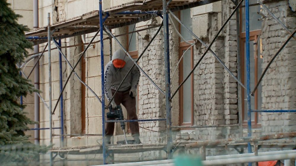 В Краснодоне начались работы по капитальному ремонту фасада здания ДК им. «Молодой Гвардии» В Краснодоне начались работы по капитальному ремонту фасада здания ДК им. «Молодой Гвардии»