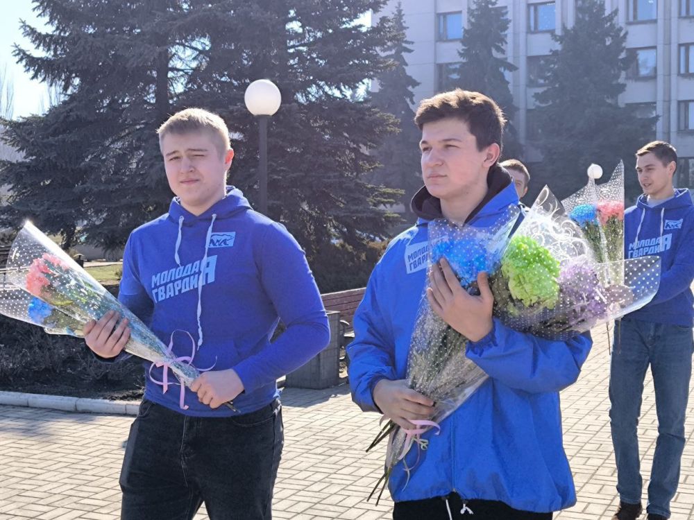 Единороссы Алчевска поздравили женщин на улицах города Единороссы Алчевска поздравили женщин на улицах города