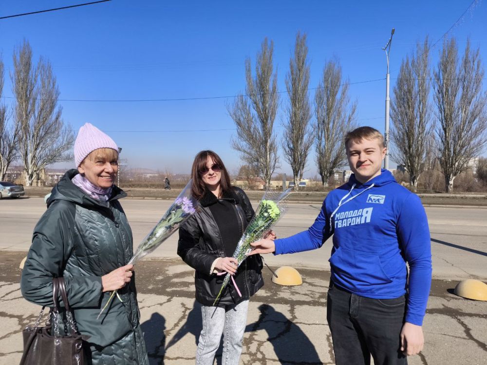 Единороссы Алчевска поздравили женщин на улицах города Единороссы Алчевска поздравили женщин на улицах города