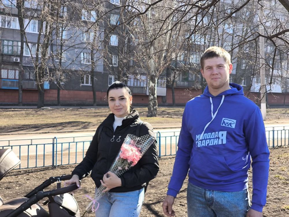Единороссы Алчевска поздравили женщин на улицах города Единороссы Алчевска поздравили женщин на улицах города