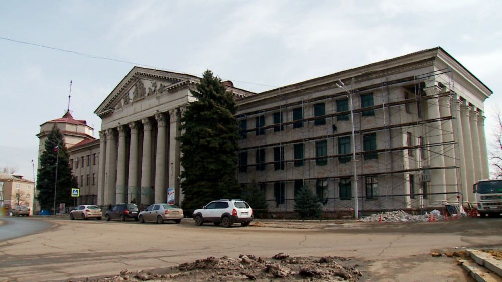 В Краснодоне начались работы по капитальному ремонту фасада здания ДК им. «Молодой Гвардии» В Краснодоне начались работы по капитальному ремонту фасада здания ДК им. «Молодой Гвардии»