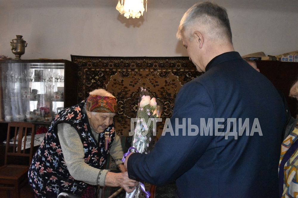 В Брянке поздравили с 95-летием Веру Георгиевну Лясоцкую В Брянке поздравили с 95-летием Веру Георгиевну Лясоцкую