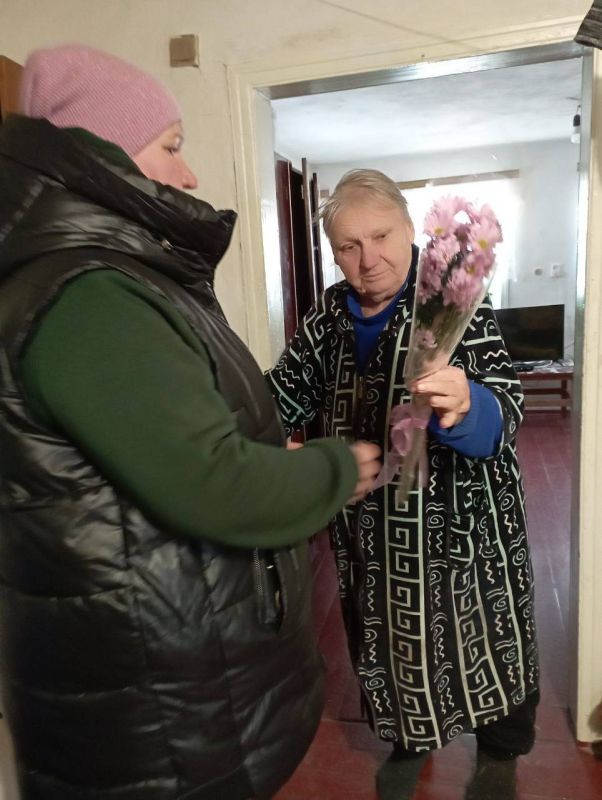В Бараниковке активистки "Женского движения Единой России" вместе с секретарем первичного отделения №5 Владимиром Горбуличем, словно первые весенние лучи, растопили лед в сердцах матерей героев, приняв участие в... В Бараниковке активистки "Женского движения Единой России" вместе с секретарем первичного отделения №5 Владимиром Горбуличем, словно первые весенние лучи, растопили лед в сердцах матерей героев, приняв участие в...