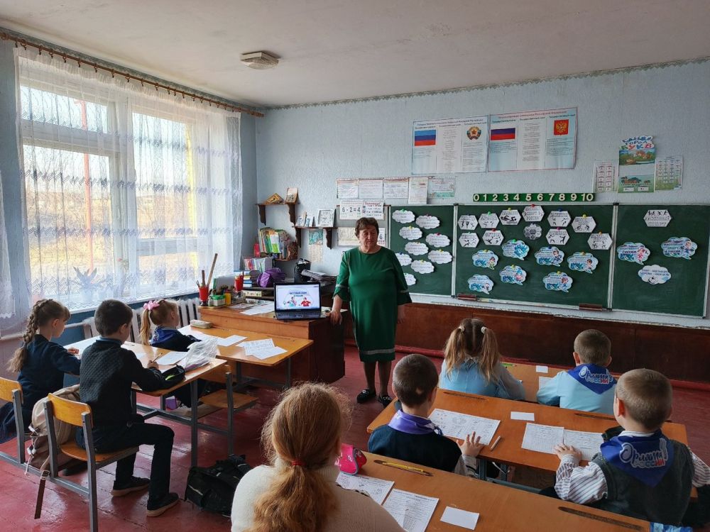 В Лутугинском муниципальном округе новая неделя началась с традиционного внеурочного занятия «Разговоры о важном», темой которого стал «Массовый спорт в России» В Лутугинском муниципальном округе новая неделя началась с традиционного внеурочного занятия «Разговоры о важном», темой которого стал «Массовый спорт в России»