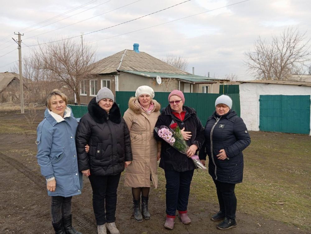 В Бараниковке активистки "Женского движения Единой России" вместе с секретарем первичного отделения №5 Владимиром Горбуличем, словно первые весенние лучи, растопили лед в сердцах матерей героев, приняв участие в... В Бараниковке активистки "Женского движения Единой России" вместе с секретарем первичного отделения №5 Владимиром Горбуличем, словно первые весенние лучи, растопили лед в сердцах матерей героев, приняв участие в...