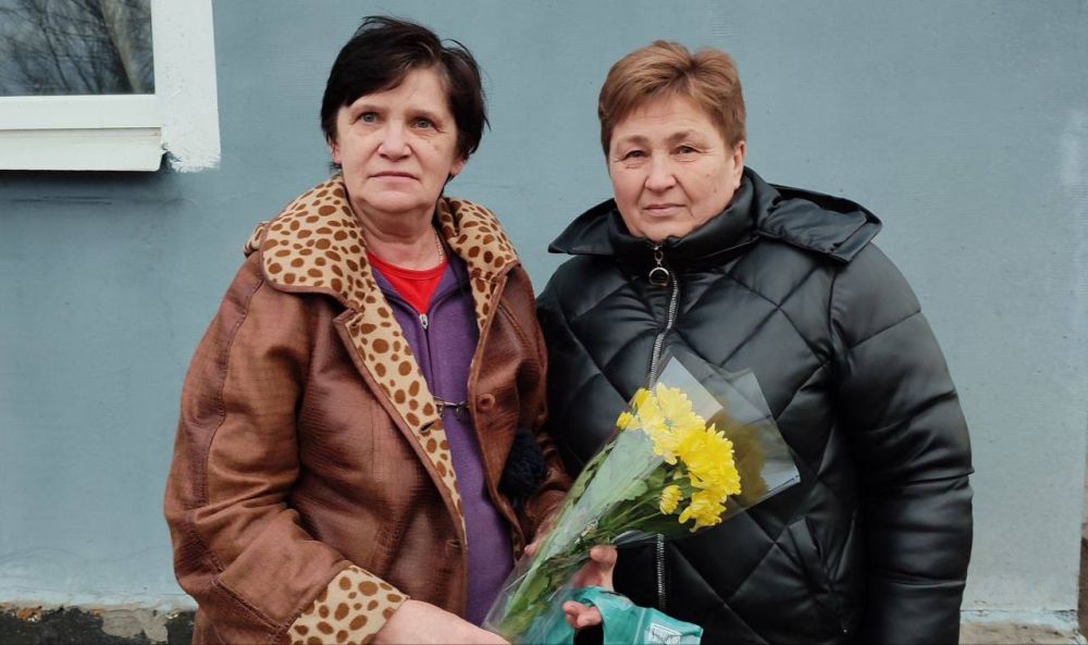 В Бараниковке активистки "Женского движения Единой России" вместе с секретарем первичного отделения №5 Владимиром Горбуличем, словно первые весенние лучи, растопили лед в сердцах матерей героев, приняв участие в... В Бараниковке активистки "Женского движения Единой России" вместе с секретарем первичного отделения №5 Владимиром Горбуличем, словно первые весенние лучи, растопили лед в сердцах матерей героев, приняв участие в...