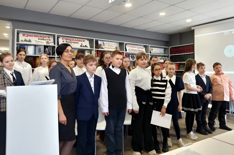 Час общения «Читаем вместе! Читаем вслух! Стихи читаем о войне и мире!» провели в городской библиотеке Час общения «Читаем вместе! Читаем вслух! Стихи читаем о войне и мире!» провели в городской библиотеке
