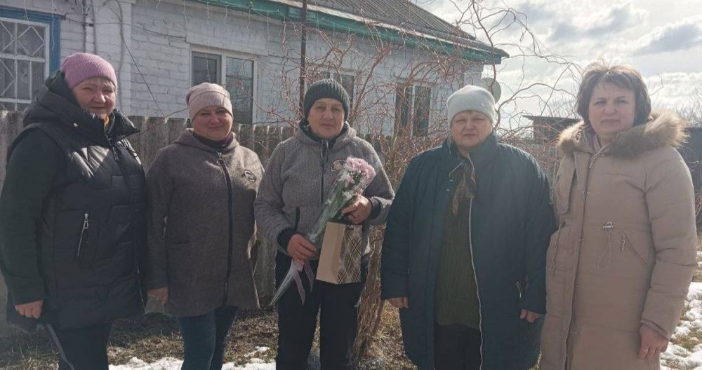 В Бараниковке активистки "Женского движения Единой России" вместе с секретарем первичного отделения №5 Владимиром Горбуличем, словно первые весенние лучи, растопили лед в сердцах матерей героев, приняв участие в... В Бараниковке активистки "Женского движения Единой России" вместе с секретарем первичного отделения №5 Владимиром Горбуличем, словно первые весенние лучи, растопили лед в сердцах матерей героев, приняв участие в...
