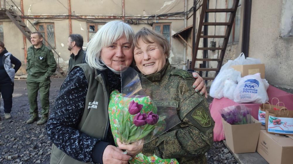 Единороссы Славяносербщины поздравили участниц спецоперации с праздником Единороссы Славяносербщины поздравили участниц спецоперации с праздником