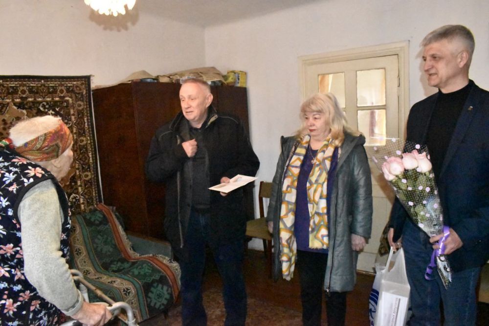 Поздравление с 95-летним юбилеем от Президента Российской Федерации Владимира Путина вручили брянковчанке Вере Георгиевне Лясоцкой Поздравление с 95-летним юбилеем от Президента Российской Федерации Владимира Путина вручили брянковчанке Вере Георгиевне Лясоцкой