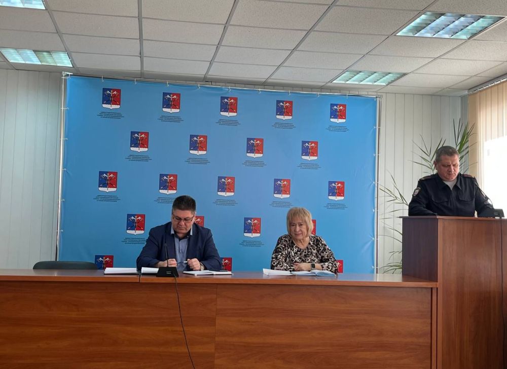 Альберт Зинченко: Сегодня совместно с председателем Совета Станично-Луганского муниципального округа Татьяной Пономаревой провели аппаратное совещание с руководителями структурных подразделений, учреждений и предприятий... Альберт Зинченко: Сегодня совместно с председателем Совета Станично-Луганского муниципального округа Татьяной Пономаревой провели аппаратное совещание с руководителями структурных подразделений, учреждений и предприятий...