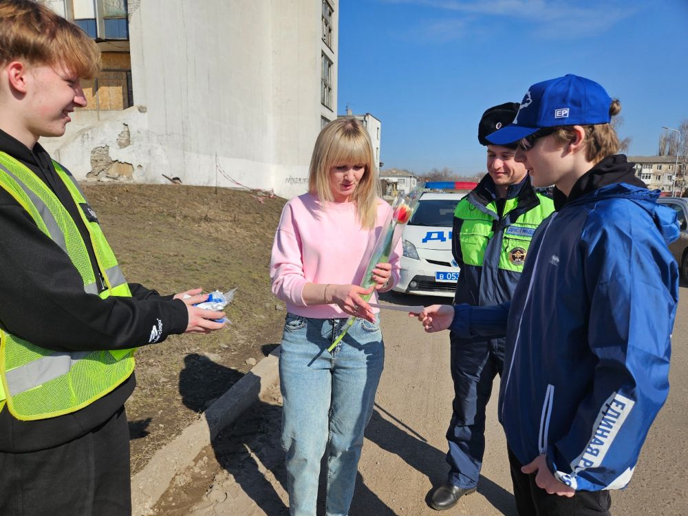 В честь Международного женского дня 8 марта представители Брянковского Молодежного совета, активисты местного отделения партии «Единая Россия», совместно с сотрудниками отделения ГИБДД ОМВД России «Брянковский», традиционно... В честь Международного женского дня 8 марта представители Брянковского Молодежного совета, активисты местного отделения партии «Единая Россия», совместно с сотрудниками отделения ГИБДД ОМВД России «Брянковский», традиционно...