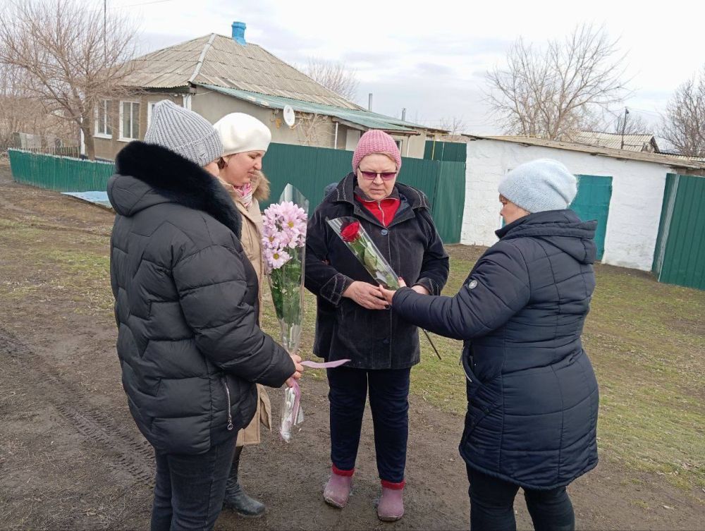 В Бараниковке активистки "Женского движения Единой России" вместе с секретарем первичного отделения №5 Владимиром Горбуличем, словно первые весенние лучи, растопили лед в сердцах матерей героев, приняв участие в... В Бараниковке активистки "Женского движения Единой России" вместе с секретарем первичного отделения №5 Владимиром Горбуличем, словно первые весенние лучи, растопили лед в сердцах матерей героев, приняв участие в...