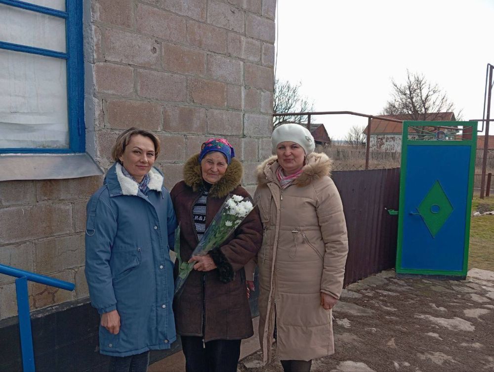 В Бараниковке активистки "Женского движения Единой России" вместе с секретарем первичного отделения №5 Владимиром Горбуличем, словно первые весенние лучи, растопили лед в сердцах матерей героев, приняв участие в... В Бараниковке активистки "Женского движения Единой России" вместе с секретарем первичного отделения №5 Владимиром Горбуличем, словно первые весенние лучи, растопили лед в сердцах матерей героев, приняв участие в...
