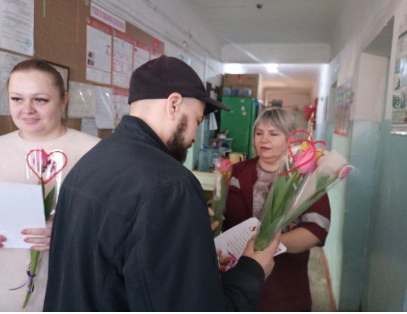 Сотрудники Лутугинской библиотеки провели акцию-поздравление «Счастье там, где есть женщины!» Сотрудники Лутугинской библиотеки провели акцию-поздравление «Счастье там, где есть женщины!»