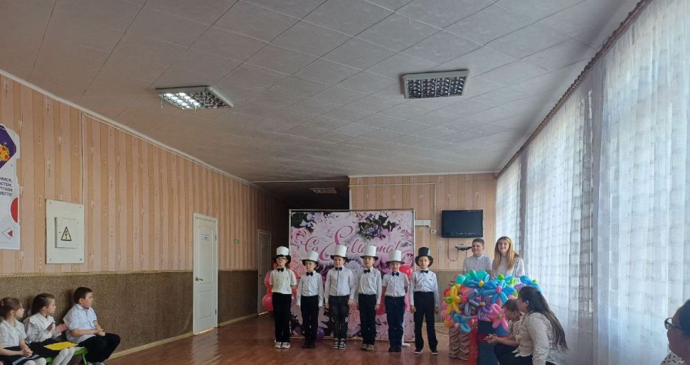 В школах Краснодонщины поздравили очаровательных женщин В школах Краснодонщины поздравили очаровательных женщин