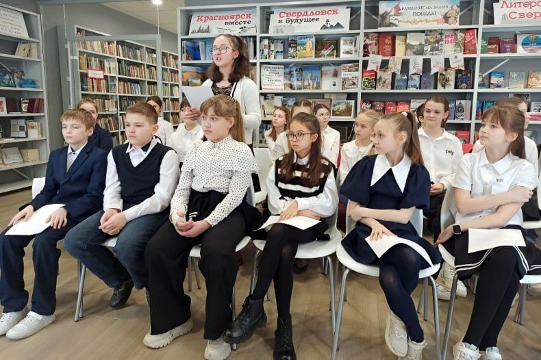Час общения «Читаем вместе! Читаем вслух! Стихи читаем о войне и мире!» провели в городской библиотеке Час общения «Читаем вместе! Читаем вслух! Стихи читаем о войне и мире!» провели в городской библиотеке