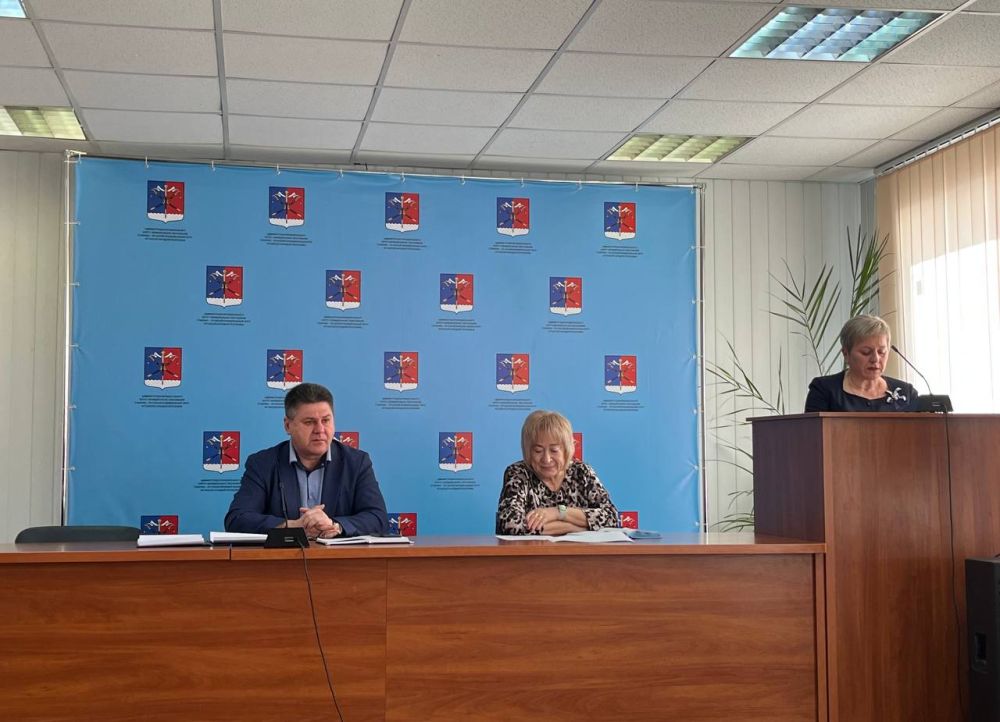 Альберт Зинченко: Сегодня совместно с председателем Совета Станично-Луганского муниципального округа Татьяной Пономаревой провели аппаратное совещание с руководителями структурных подразделений, учреждений и предприятий... Альберт Зинченко: Сегодня совместно с председателем Совета Станично-Луганского муниципального округа Татьяной Пономаревой провели аппаратное совещание с руководителями структурных подразделений, учреждений и предприятий...