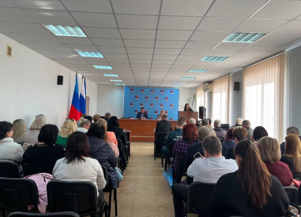 Альберт Зинченко: Сегодня совместно с председателем Совета Станично-Луганского муниципального округа Татьяной Пономаревой провели аппаратное совещание с руководителями структурных подразделений, учреждений и предприятий... Альберт Зинченко: Сегодня совместно с председателем Совета Станично-Луганского муниципального округа Татьяной Пономаревой провели аппаратное совещание с руководителями структурных подразделений, учреждений и предприятий...