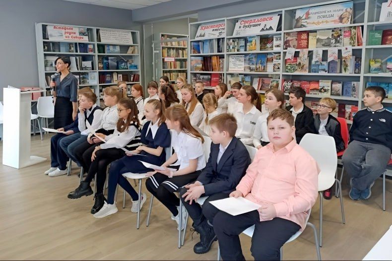 Час общения «Читаем вместе! Читаем вслух! Стихи читаем о войне и мире!» провели в городской библиотеке Час общения «Читаем вместе! Читаем вслух! Стихи читаем о войне и мире!» провели в городской библиотеке