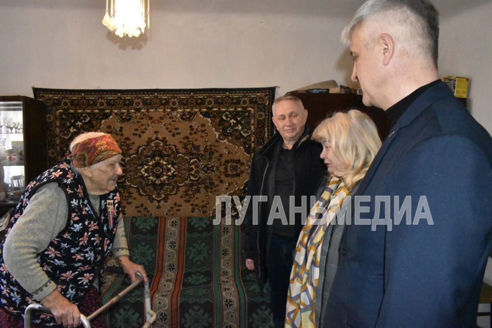В Брянке поздравили с 95-летием Веру Георгиевну Лясоцкую В Брянке поздравили с 95-летием Веру Георгиевну Лясоцкую