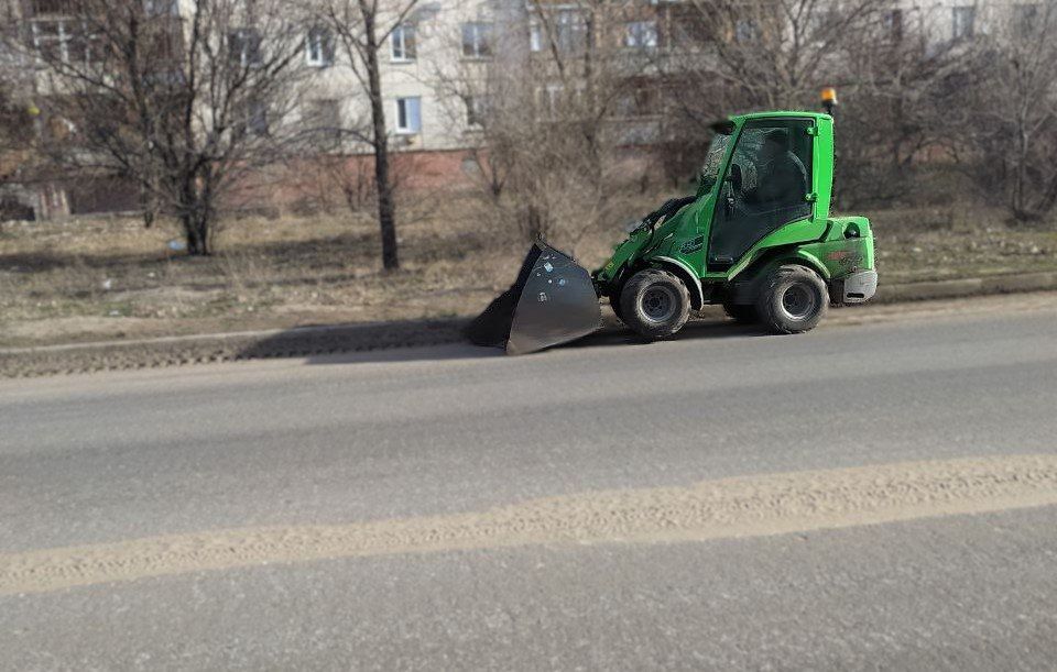 С приходом весны сотрудники МУП «ДЭП города Рубежное» приступили к очистке дорожного покрытия после зимнего периода С приходом весны сотрудники МУП «ДЭП города Рубежное» приступили к очистке дорожного покрытия после зимнего периода