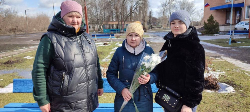 В Бараниковке активистки "Женского движения Единой России" вместе с секретарем первичного отделения №5 Владимиром Горбуличем, словно первые весенние лучи, растопили лед в сердцах матерей героев, приняв участие в... В Бараниковке активистки "Женского движения Единой России" вместе с секретарем первичного отделения №5 Владимиром Горбуличем, словно первые весенние лучи, растопили лед в сердцах матерей героев, приняв участие в...
