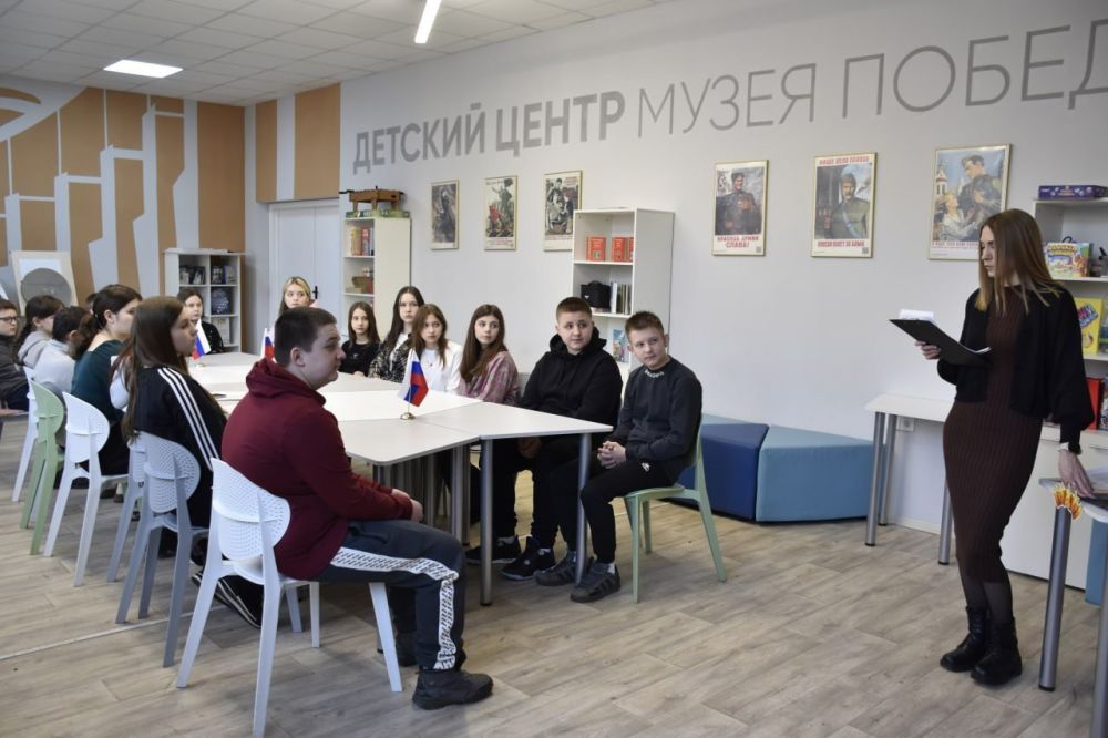 В Детском центре Музея Победы МБУ "Марковский районный дом культуры" состоялся Урок мужества "У войны не женское лицо" для учеников 7-го класса ГБОУ "Марковская гимназия" В Детском центре Музея Победы МБУ "Марковский районный дом культуры" состоялся Урок мужества "У войны не женское лицо" для учеников 7-го класса ГБОУ "Марковская гимназия"