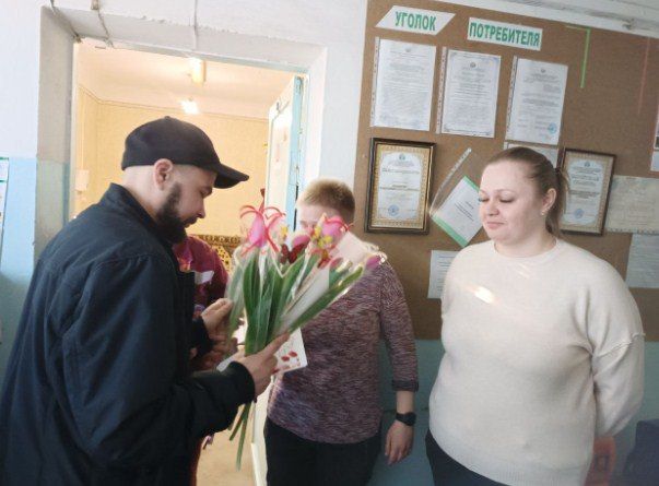 Сотрудники Лутугинской библиотеки провели акцию-поздравление «Счастье там, где есть женщины!» Сотрудники Лутугинской библиотеки провели акцию-поздравление «Счастье там, где есть женщины!»