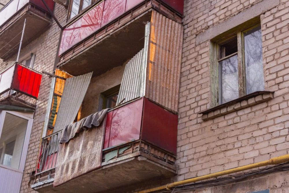 Сотрудники газовой службы устранили утечку газа в одной из квартир многоэтажного жилого дома по улице Херсонской в Луганске, где с 2014 года никто не проживал Сотрудники газовой службы устранили утечку газа в одной из квартир многоэтажного жилого дома по улице Херсонской в Луганске, где с 2014 года никто не проживал
