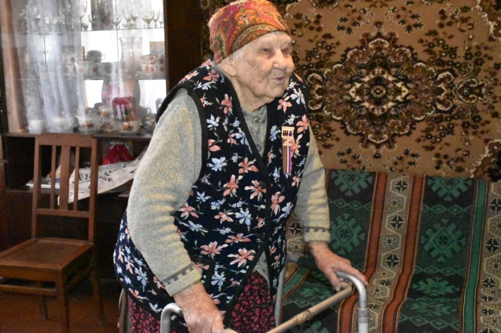 Поздравление с 95-летним юбилеем от Президента Российской Федерации Владимира Путина вручили брянковчанке Вере Георгиевне Лясоцкой Поздравление с 95-летним юбилеем от Президента Российской Федерации Владимира Путина вручили брянковчанке Вере Георгиевне Лясоцкой