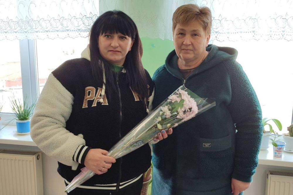 В Бараниковке активистки "Женского движения Единой России" вместе с секретарем первичного отделения №5 Владимиром Горбуличем, словно первые весенние лучи, растопили лед в сердцах матерей героев, приняв участие в... В Бараниковке активистки "Женского движения Единой России" вместе с секретарем первичного отделения №5 Владимиром Горбуличем, словно первые весенние лучи, растопили лед в сердцах матерей героев, приняв участие в...