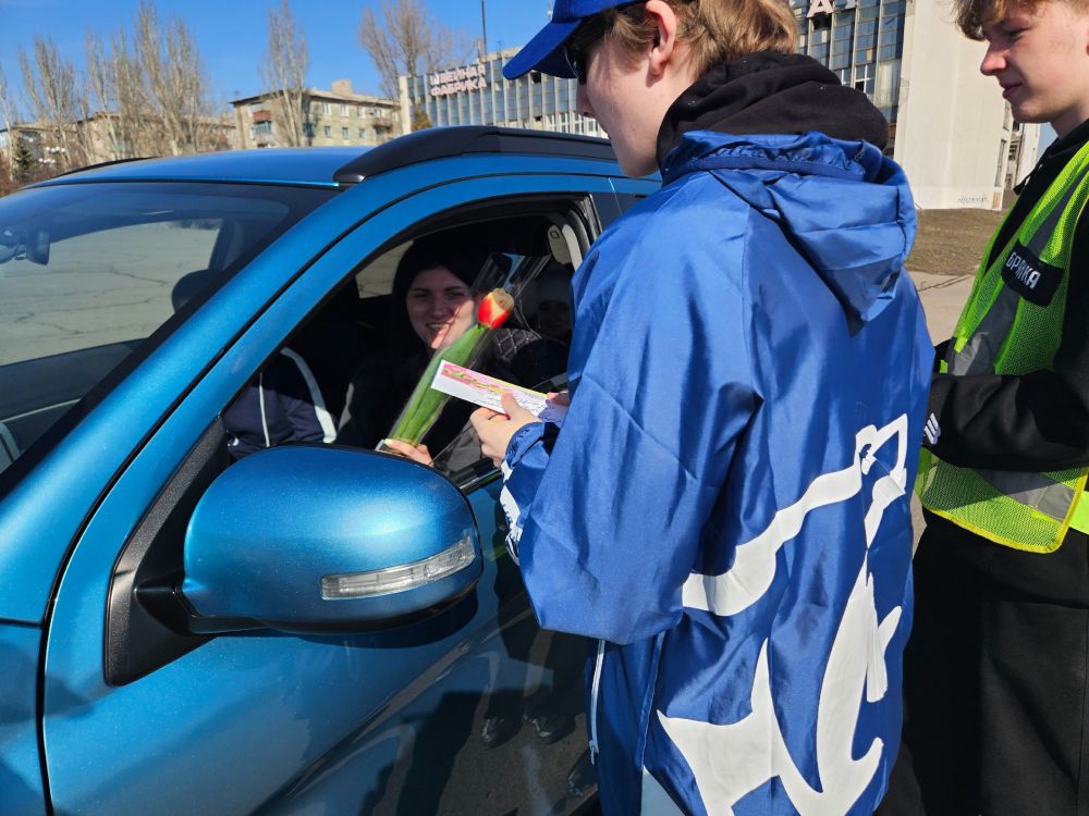В честь Международного женского дня 8 марта представители Брянковского Молодежного совета, активисты местного отделения партии «Единая Россия», совместно с сотрудниками отделения ГИБДД ОМВД России «Брянковский», традиционно... В честь Международного женского дня 8 марта представители Брянковского Молодежного совета, активисты местного отделения партии «Единая Россия», совместно с сотрудниками отделения ГИБДД ОМВД России «Брянковский», традиционно...