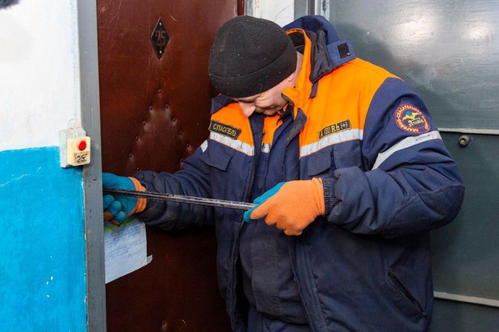 Сотрудники газовой службы устранили утечку газа в одной из квартир многоэтажного жилого дома по улице Херсонской в Луганске, где с 2014 года никто не проживал Сотрудники газовой службы устранили утечку газа в одной из квартир многоэтажного жилого дома по улице Херсонской в Луганске, где с 2014 года никто не проживал