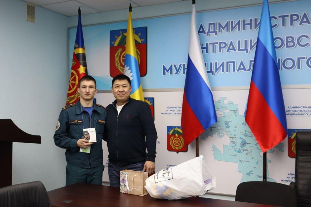 Детям из Антрацита вручили подарки от калмыцкого парламента Детям из Антрацита вручили подарки от калмыцкого парламента
