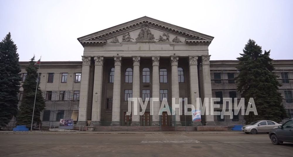 Начался капитальный ремонт фасада Краснодонского ДК Начался капитальный ремонт фасада Краснодонского ДК