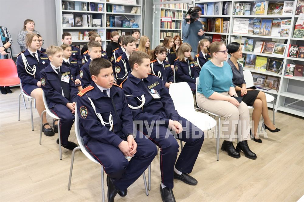 В конференц-зале Свердловской центральной городской библиотеки им. Астафьева прошла встреча представителей казачества с семиклассниками казачьего кадетского класса СШ № 8 им. Станислава Синельника В конференц-зале Свердловской центральной городской библиотеки им. Астафьева прошла встреча представителей казачества с семиклассниками казачьего кадетского класса СШ № 8 им. Станислава Синельника