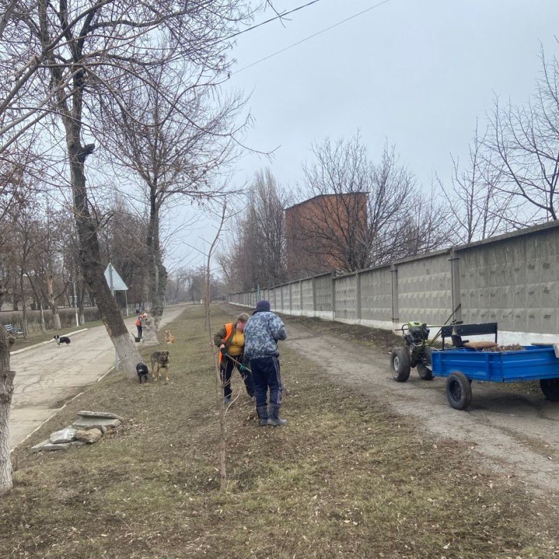 Уборка городских дорог продолжается Уборка городских дорог продолжается