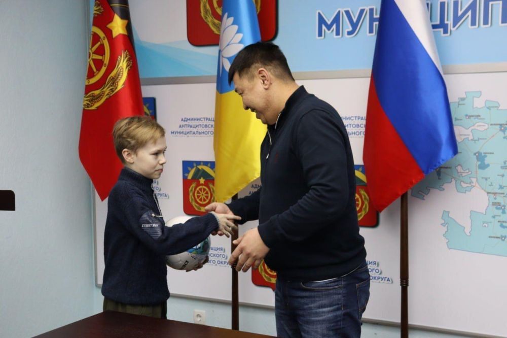Детям из Антрацита вручили подарки от калмыцкого парламента Детям из Антрацита вручили подарки от калмыцкого парламента