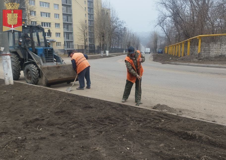Коммунальные службы проводят работы на территории города Коммунальные службы проводят работы на территории города